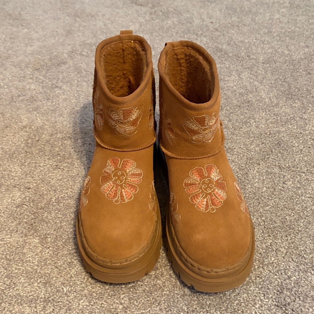 Skechers Women’s Chestnut Embroidered Platform Winter Boots - Picture 3 of 6